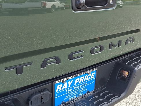 Used 2021 Toyota Tacoma TRD Off-Road w/ Technology Package AWD/4WD image 30
