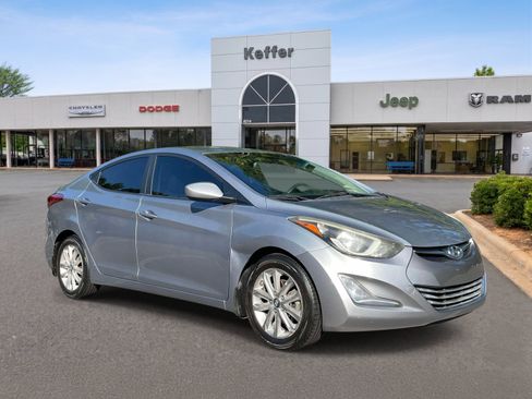 Used 2015 Hyundai Elantra SE w/ Option Group 02 FWD image 3