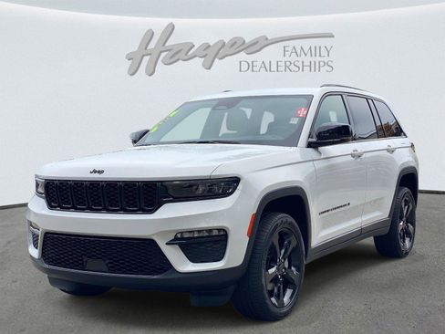 Used 2024 Jeep Grand Cherokee Limited w/ Black Appearance Package AWD/4WD image 11
