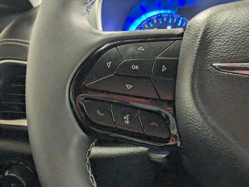 Used 2025 Chrysler Pacifica Limited image 12