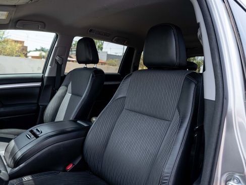 Used 2016 Toyota Highlander Plus FWD image 10