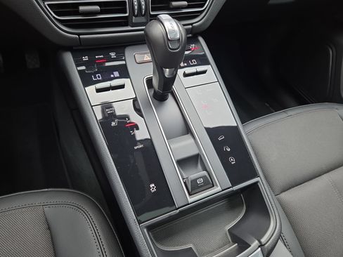 Used 2025 Porsche Macan AWD/4WD image 22