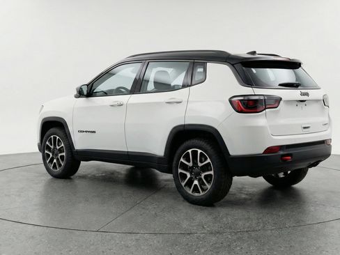Used 2025 Jeep Compass Trailhawk image 6