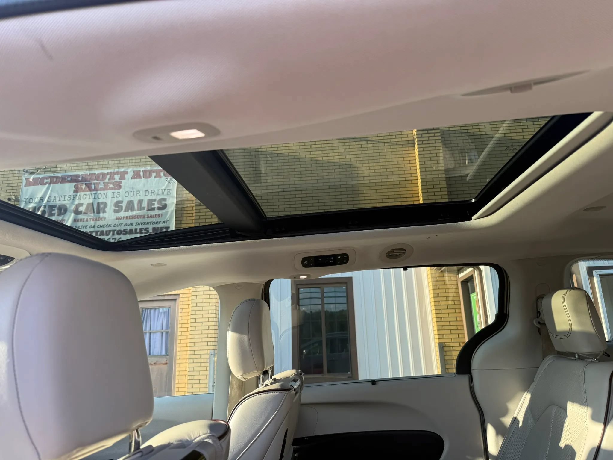 Used 2017 Chrysler Pacifica Limited w/ UConnect Theater Package FWD image 16