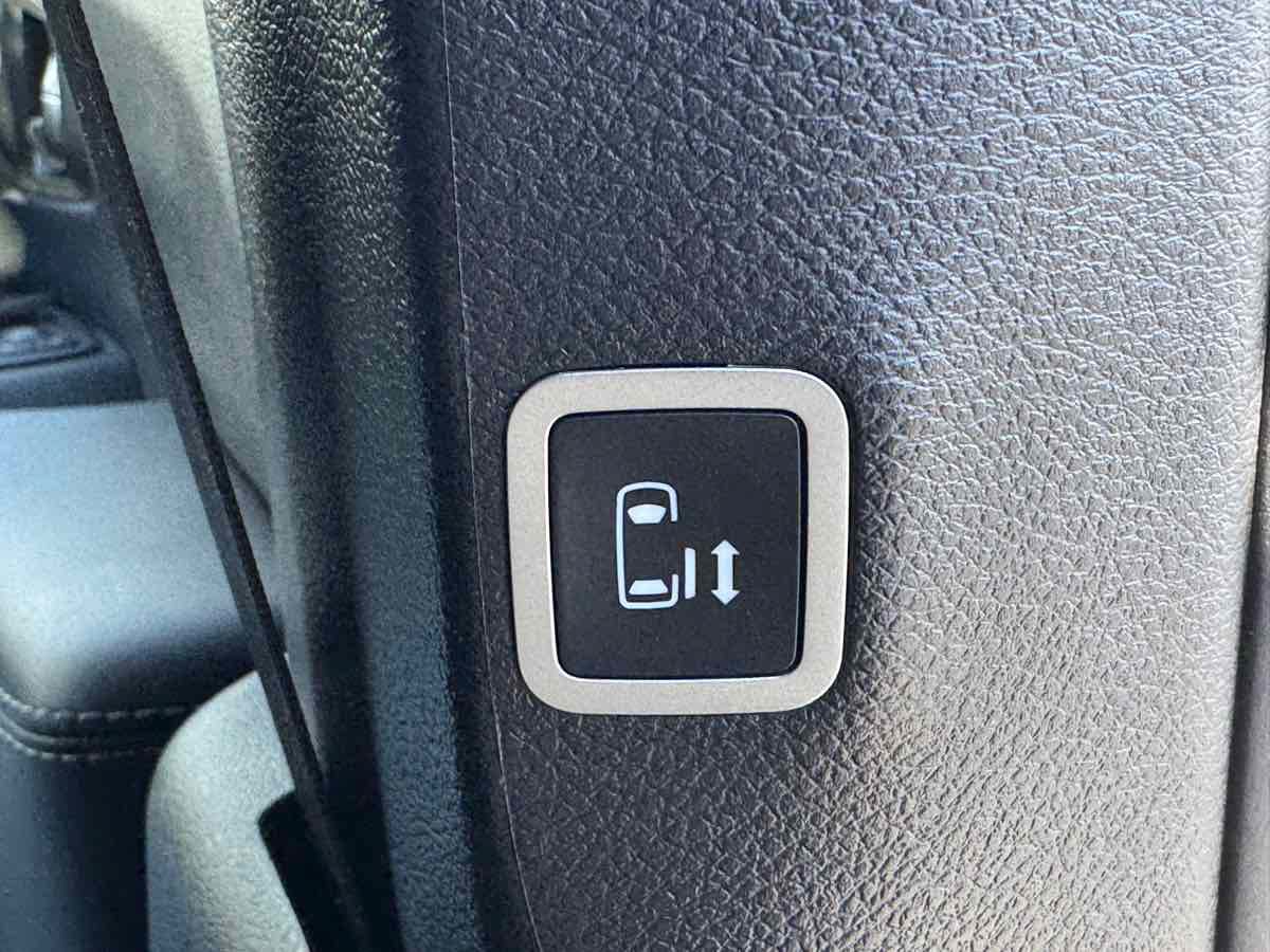 Used 2026 Chrysler Pacifica Select FWD image 19