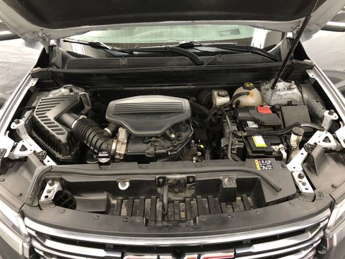 Used 2022 GMC Acadia AT4 w/ Technology Package image 5