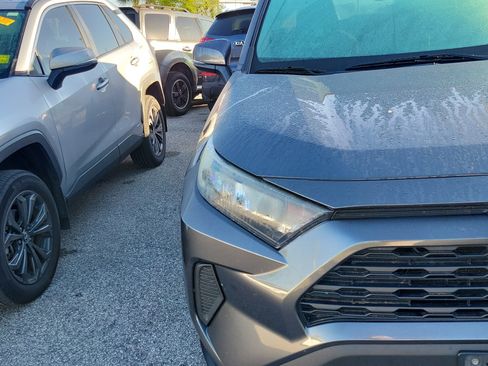 Used 2021 Toyota RAV4 LE image 5