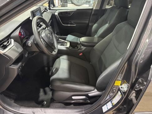 Used 2020 Toyota RAV4 LE image 10