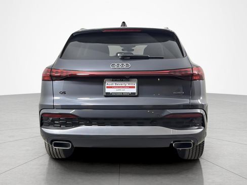 Used 2025 Audi Q5 Premium w/ Convenience Package image 4
