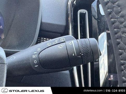 Used 2023 Volvo XC40 B5 Plus image 22