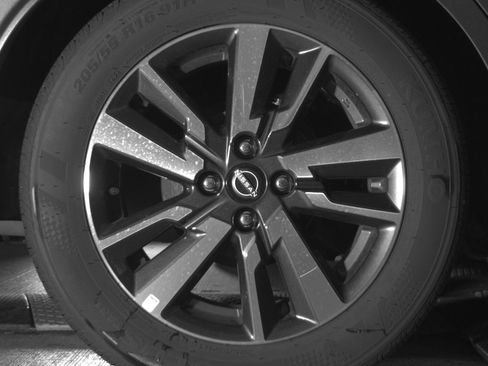 Used 2025 Nissan Versa SV image 15