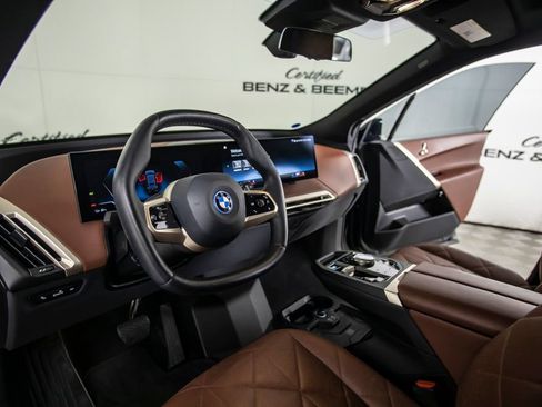 Used 2023 BMW iX xDrive50 w/ Sport Package AWD/4WD image 19