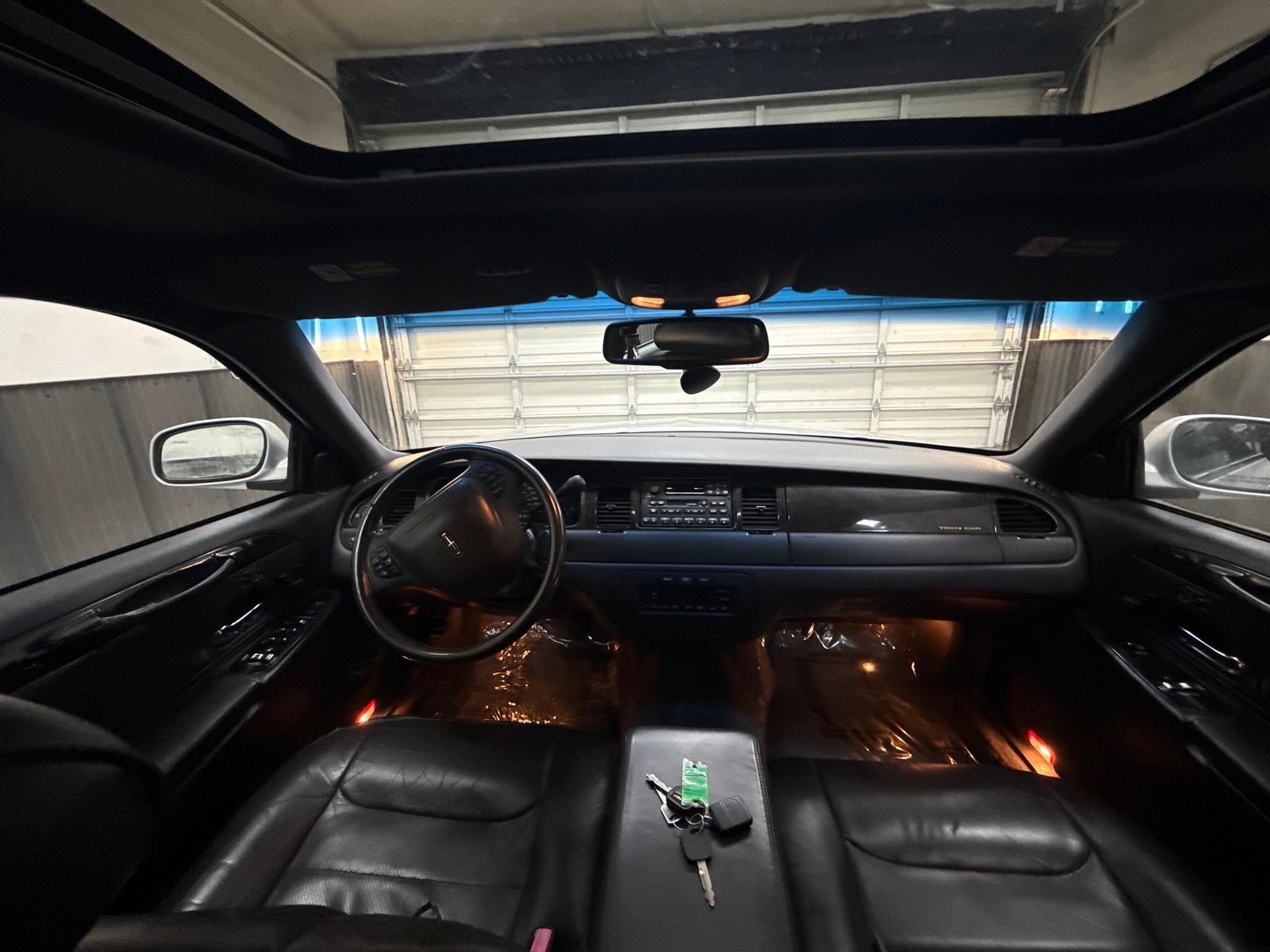 Used 2000 Lincoln Town Car Signature RWD image 11