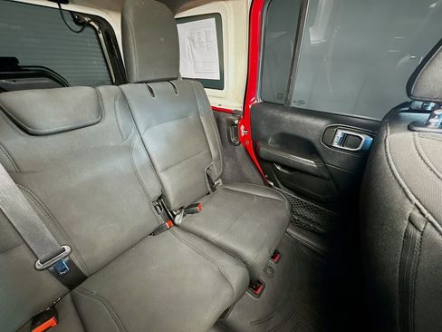 Used 2019 Jeep Wrangler Unlimited Sahara image 14