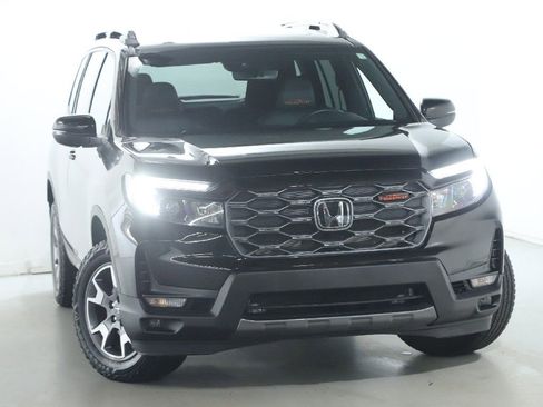 Used 2023 Honda Passport TrailSport image 2