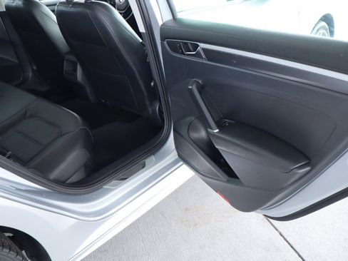 Used 2017 Volkswagen Passat 1.8T R-Line image 34