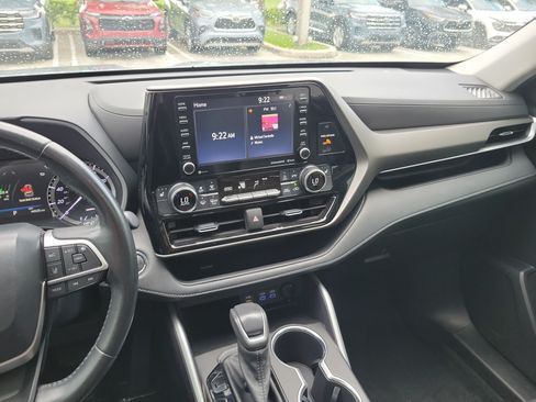 Used 2022 Toyota Highlander XLE FWD image 20