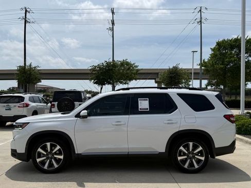 Used 2024 Honda Pilot Touring image 4