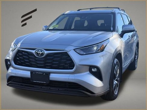 Used 2022 Toyota Highlander XLE image 1