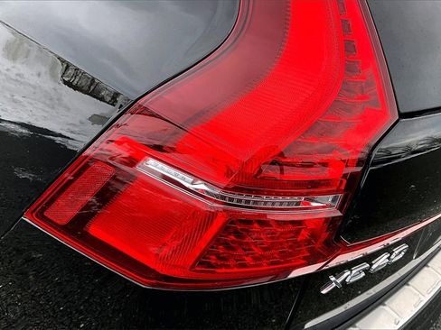 Certified 2023 Volvo XC60 B5 Ultimate w/ Climate Package image 22