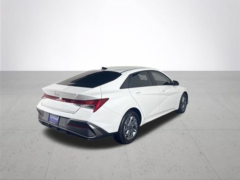Used 2025 Hyundai Elantra Hybrid FWD image 6