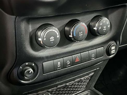 Used 2018 Jeep Wrangler Unlimited Sahara w/ Connectivity Group image 31