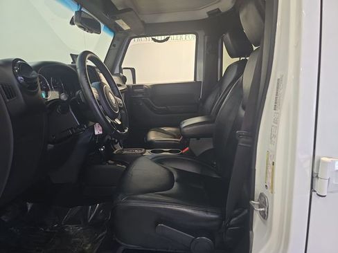 Used 2014 Jeep Wrangler Unlimited Sahara image 10