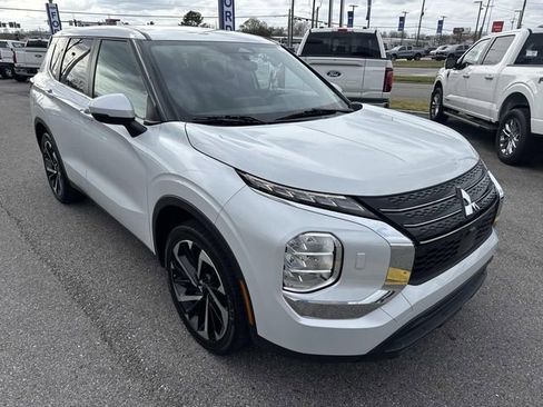 Used 2022 Mitsubishi Outlander ES image 3