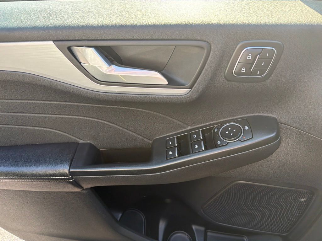 Used 2025 Ford Escape Platinum AWD/4WD image 20