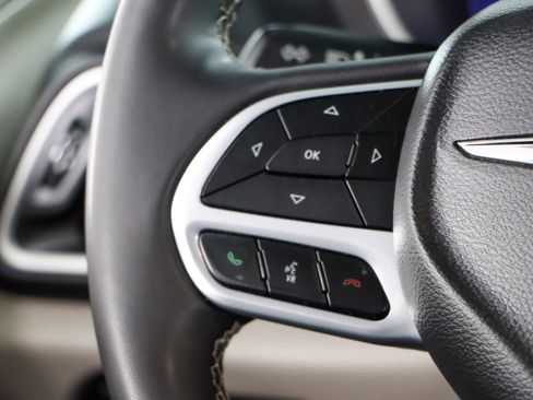 Used 2022 Chrysler Pacifica Touring-L image 13