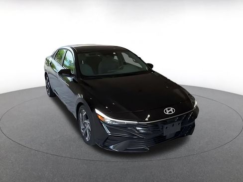 Used 2025 Hyundai Elantra SEL FWD image 3