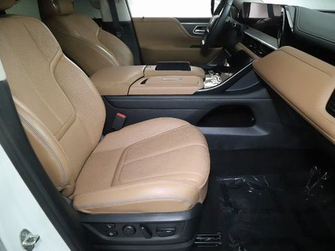 Used 2025 INFINITI QX80 Sensory AWD/4WD image 38
