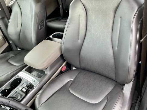 Used 2025 Kia Carnival EX image 39