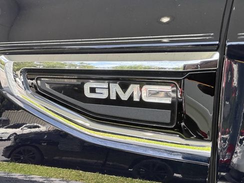 Used 2023 GMC Yukon SLT w/ SLT Premium Package AWD/4WD image 4