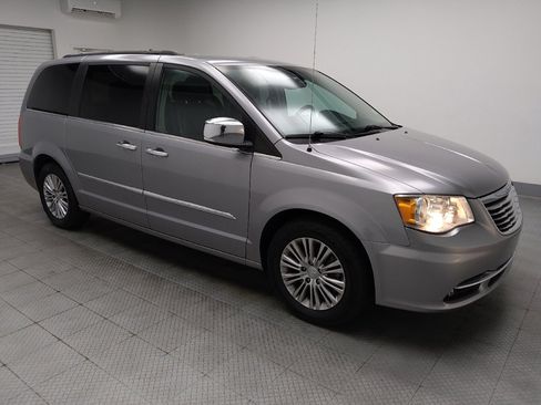 Used 2015 Chrysler Town & Country Touring-L w/ Driver Convenience Group FWD image 11