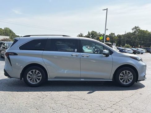 Used 2025 Toyota Sienna XLE FWD image 7