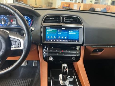 Used 2019 Jaguar F-PACE SVR image 18