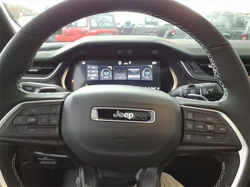 New 2025 Jeep Grand Cherokee L Altitude image 18