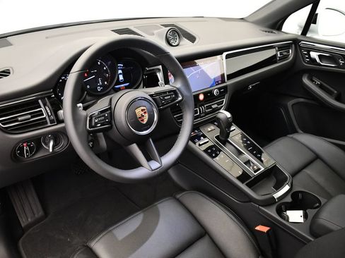 Certified 2025 Porsche Macan AWD/4WD image 4