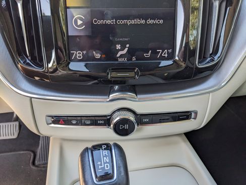 Used 2020 Volvo XC60 T6 Momentum image 32