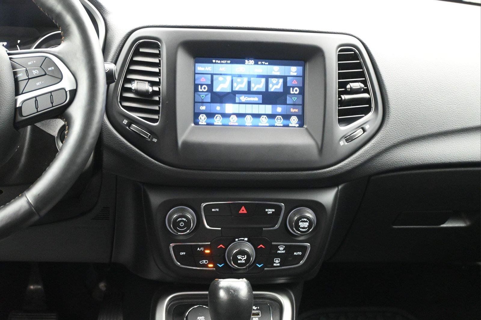Used 2019 Jeep Compass Latitude w/ Cold Weather Group AWD/4WD image 16