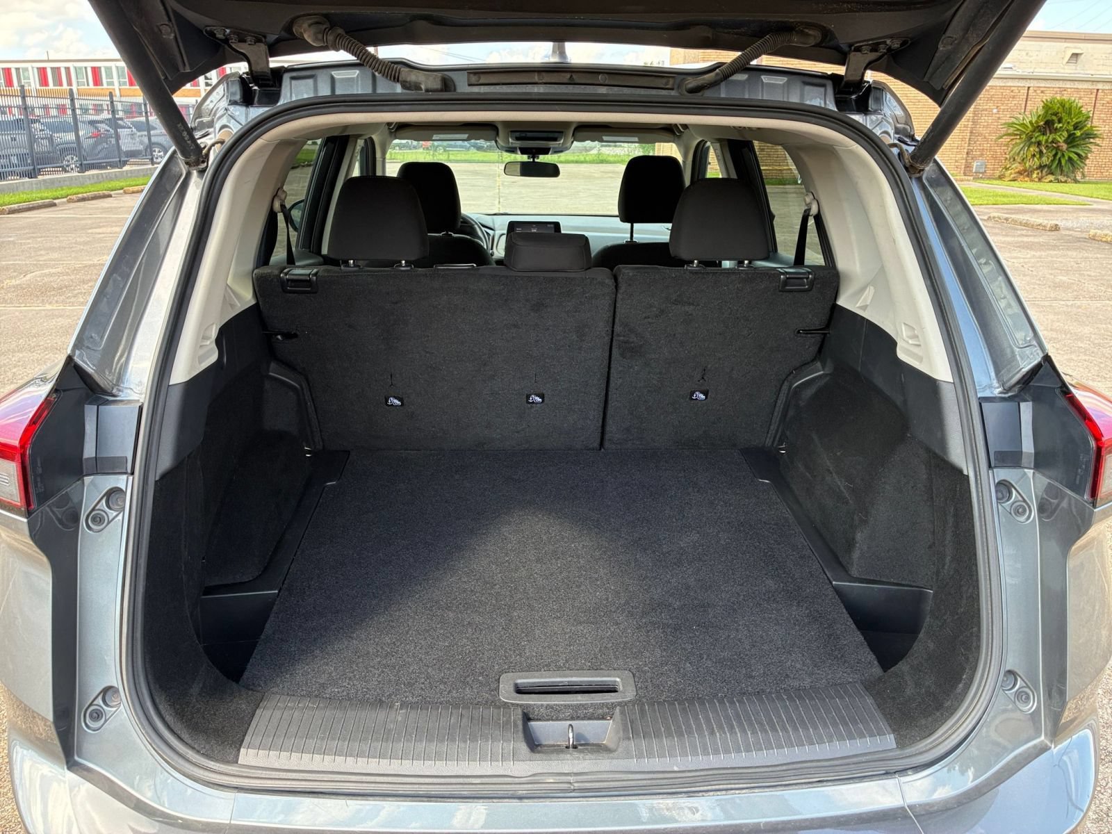 Used 2025 Nissan Rogue SV FWD image 32
