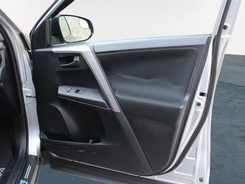 Used 2016 Toyota RAV4 LE image 29