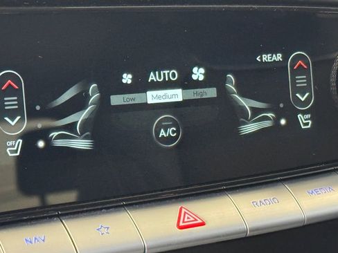 Used 2025 Genesis GV70 2.5T image 40