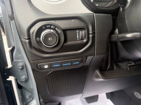 Used 2025 Jeep Wrangler Unlimited Sahara w/ Safety Group AWD/4WD image 13