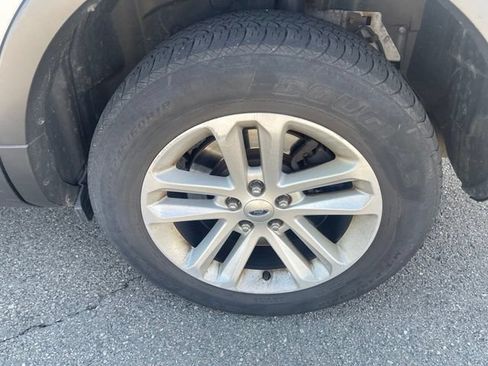 Used 2015 Ford Explorer XLT w/ Equipment Group 202A AWD/4WD image 11