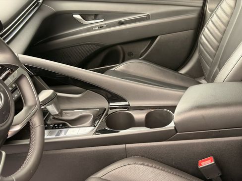 Used 2025 Hyundai Elantra Limited FWD image 17