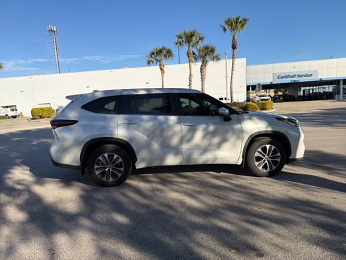 Used 2024 Toyota Highlander LE image 6
