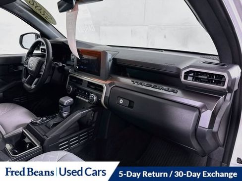 Used 2025 Toyota Tacoma SR5 AWD/4WD image 36