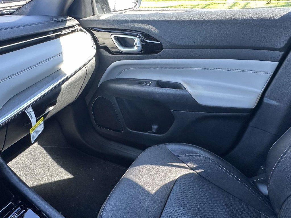 Used 2023 Jeep Compass Limited AWD/4WD image 30